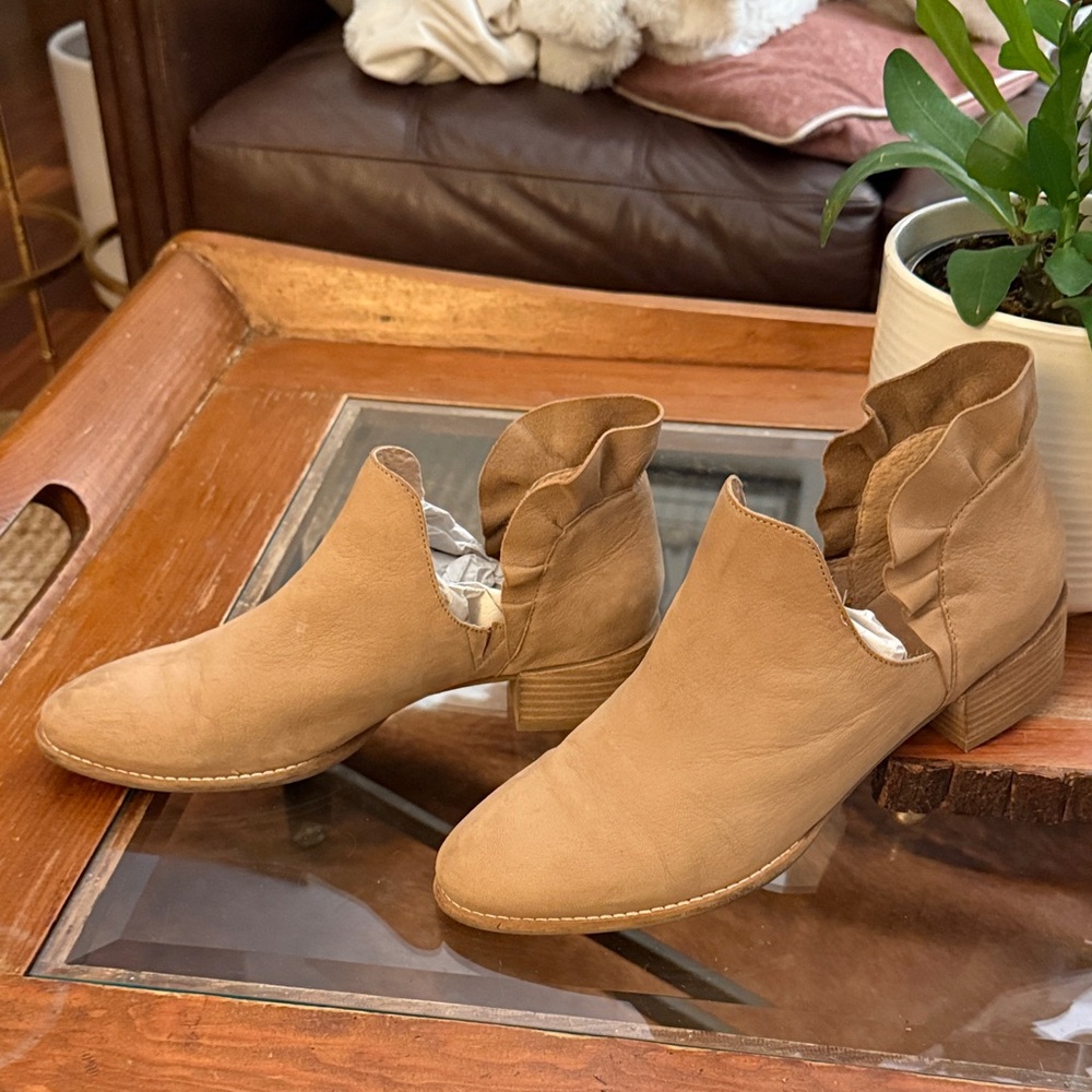 Seychelles Ruffle Tan Ankle Booties - Picture 5 of 9